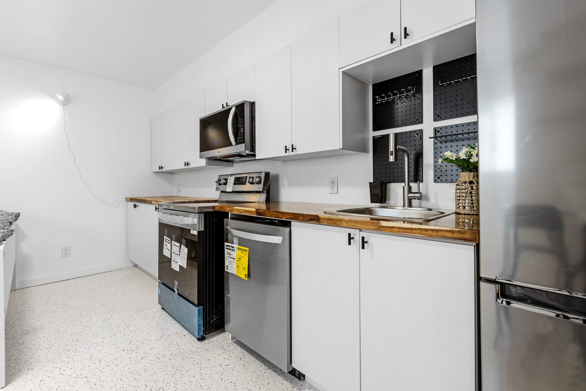 Unit 06 kitchen cabinetry, sink, and appliances