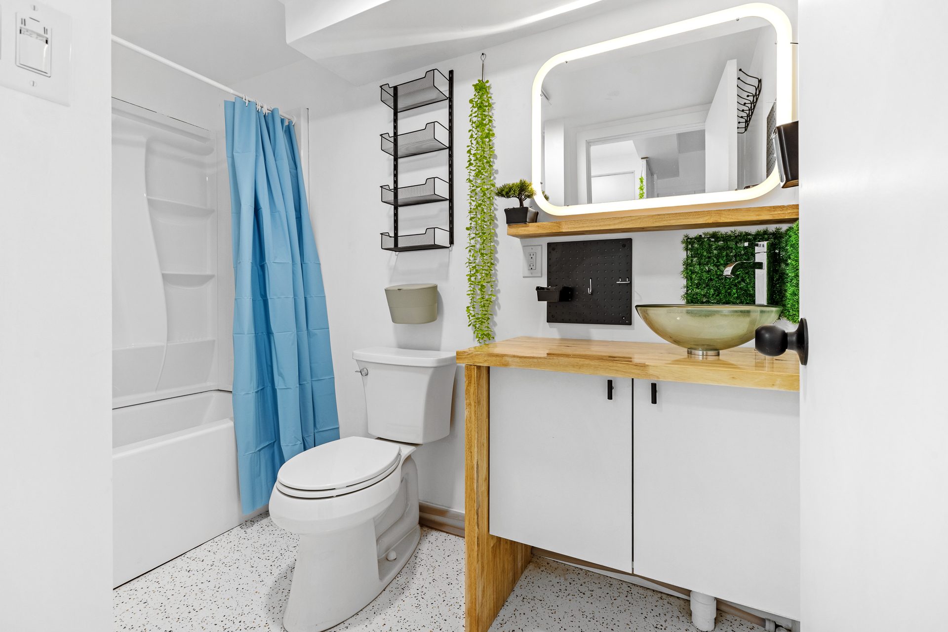 Unit 06 bathroom with vanity, mirror, and tub shower